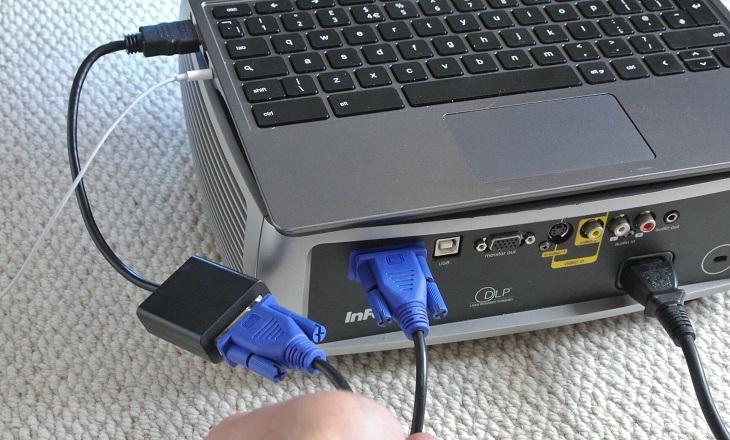 Kết nối cáp với cổng VGA giữa máy chiếu và máy tính xách tay