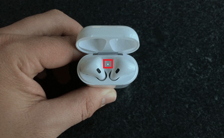 Bước 2: Mở nắp và nhấn giữ nút ở mặt sau hộp để đưa tai nghe vào chế độ cặp cho đến khi đèn nhấp nháy màu trắng.