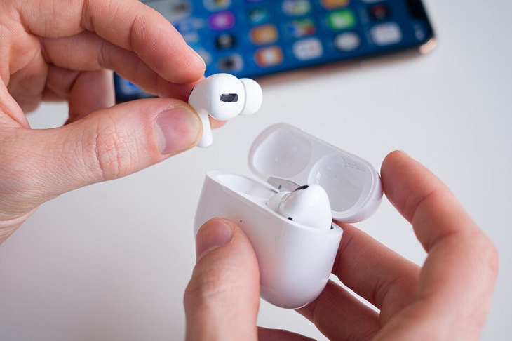 Mở nắp airpod