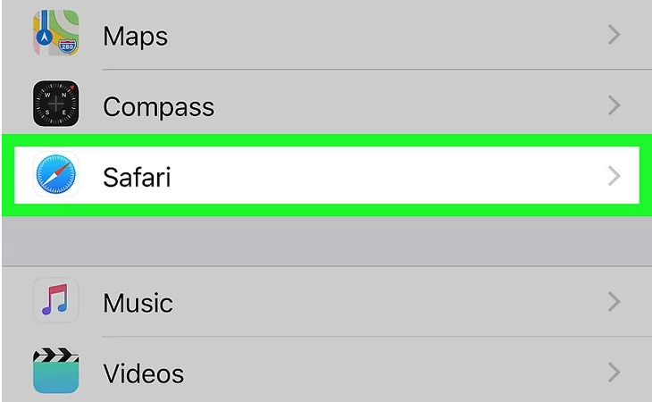 Đi tới phần Cài đặt của thiết bị iOS (iPhone, iPad ...). Tìm mục Safari và mở nó.