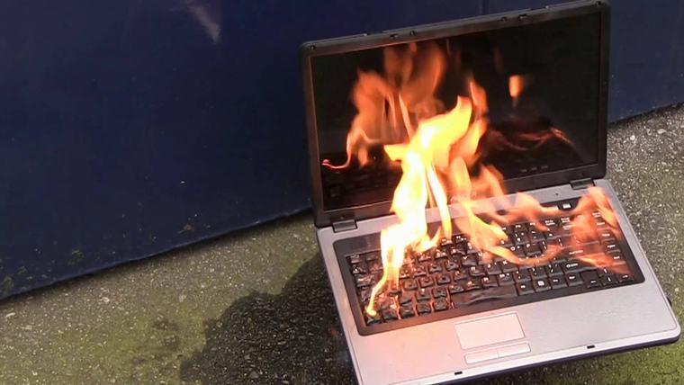 Sạc không đúng cách có thể khiến máy tính xách tay của bạn bắt lửa