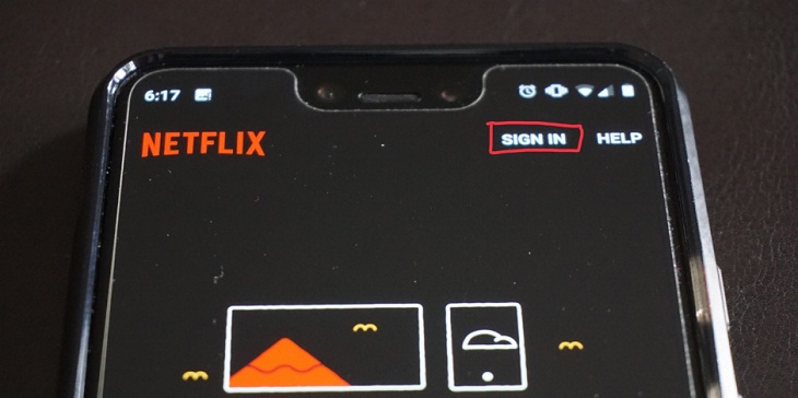 Mở ứng dụng Netflix trên điện thoại Android của bạn và chọn Đăng nhập ở góc trên cùng bên phải.
