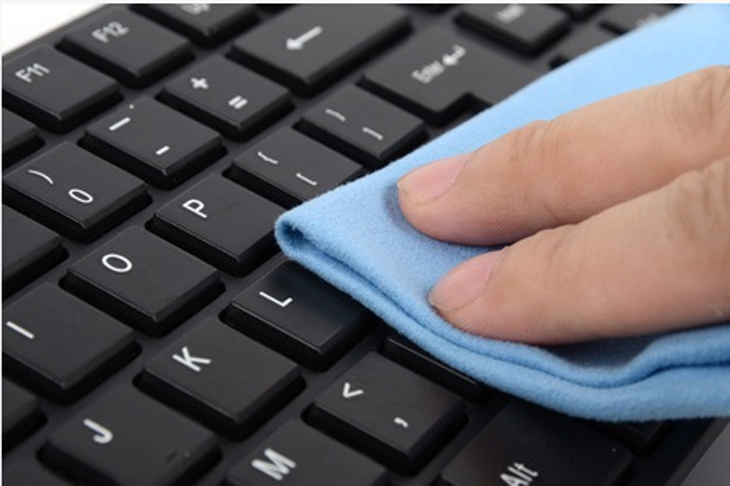 Dùng khăn thấm nước để lau laptop và lau sạch bàn phím