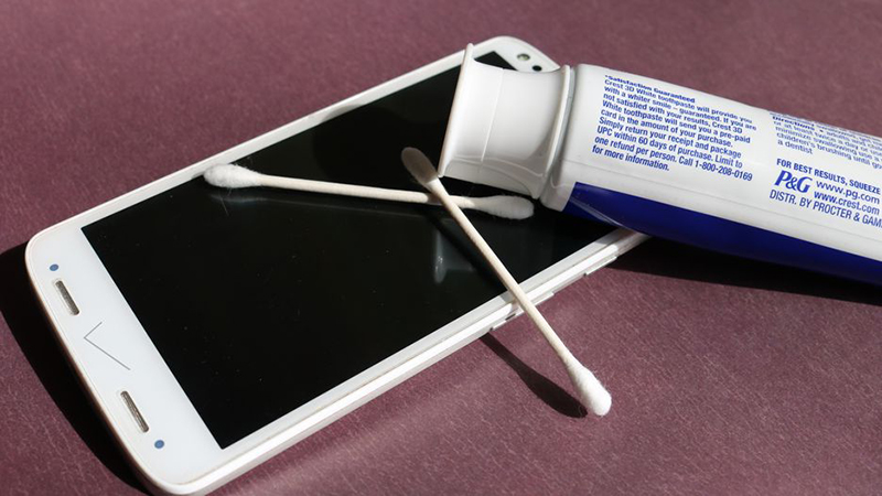 Mẹo về cách làm mờ vết xước trên màn hình điện thoại bằng kem đánh răng