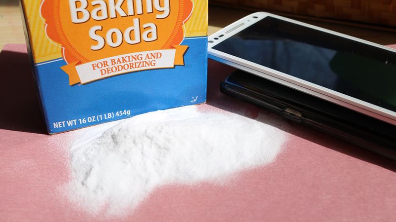 Mẹo làm mờ vết xước trên màn hình điện thoại bằng baking soda