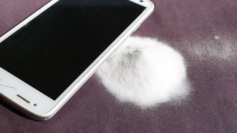 Mẹo làm mờ vết xước trên màn hình điện thoại bằng bột ngô