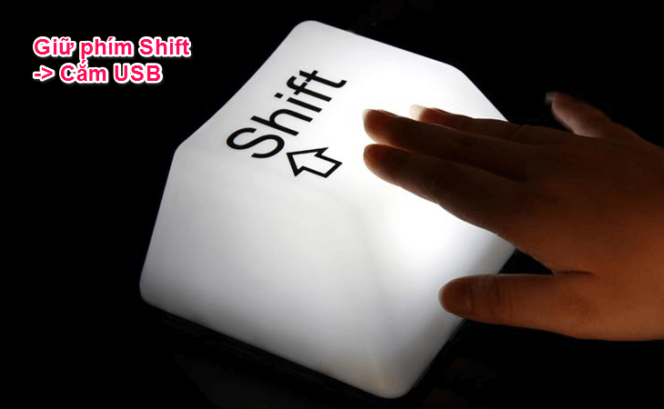 Giữ phím Shift và kết nối cổng USB với máy tính