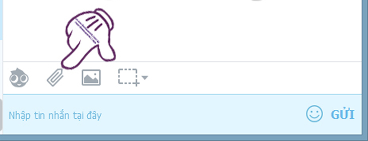 Bước 1: Trong đoạn hội thoại muốn gửi file cho bạn bè chúng ta ấn chọn biểu tượng clip để gửi file.  Hoặc nhấn Ctrl + Shift + O để gửi tệp.